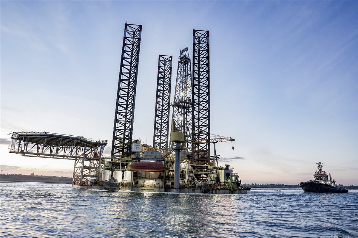 جانب من عملية عبور الحفار،فيتو