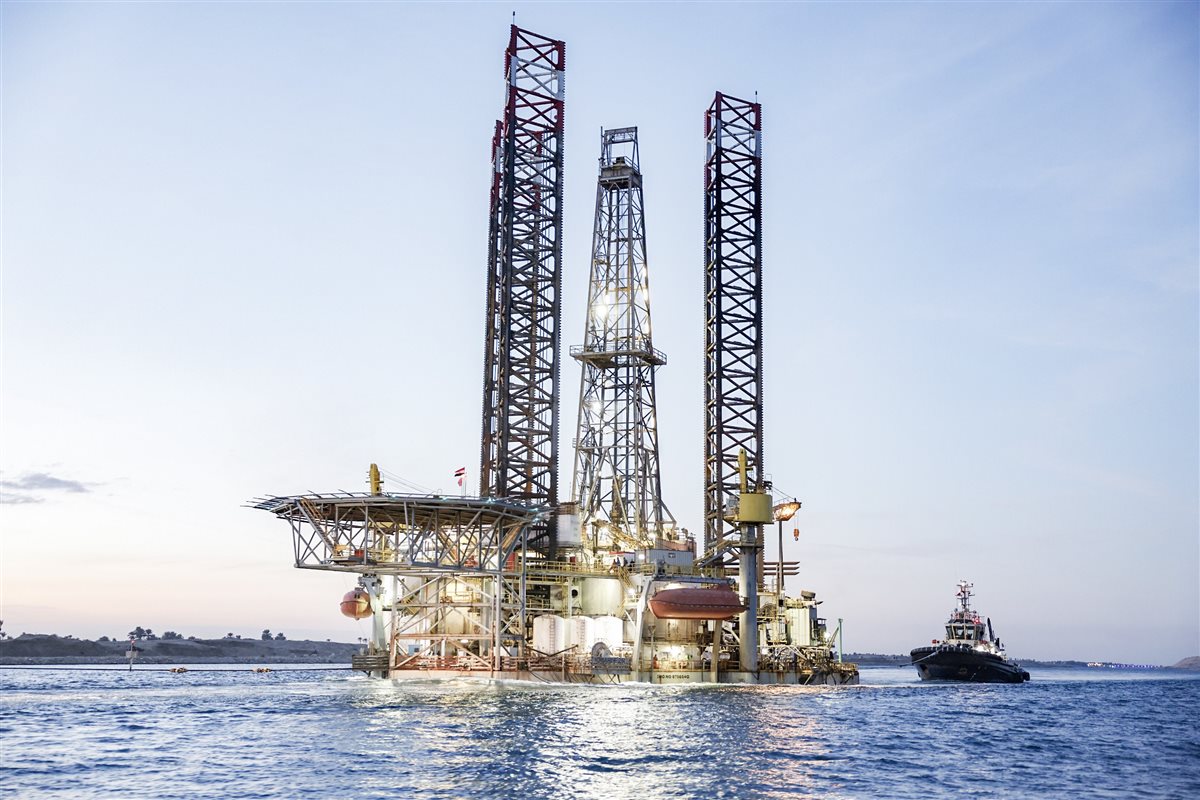 جانب من عملية عبور الحفار،فيتو