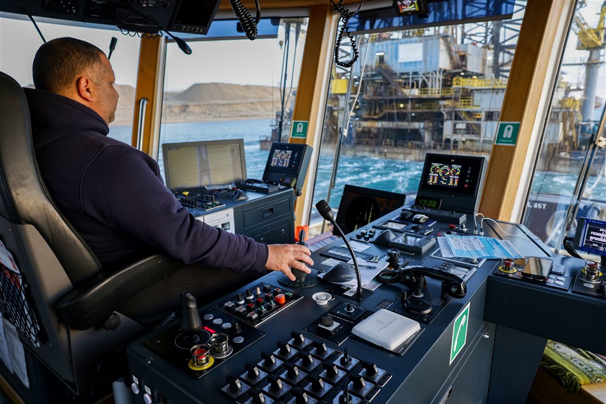 جانب من عملية عبور الحفار،فيتو