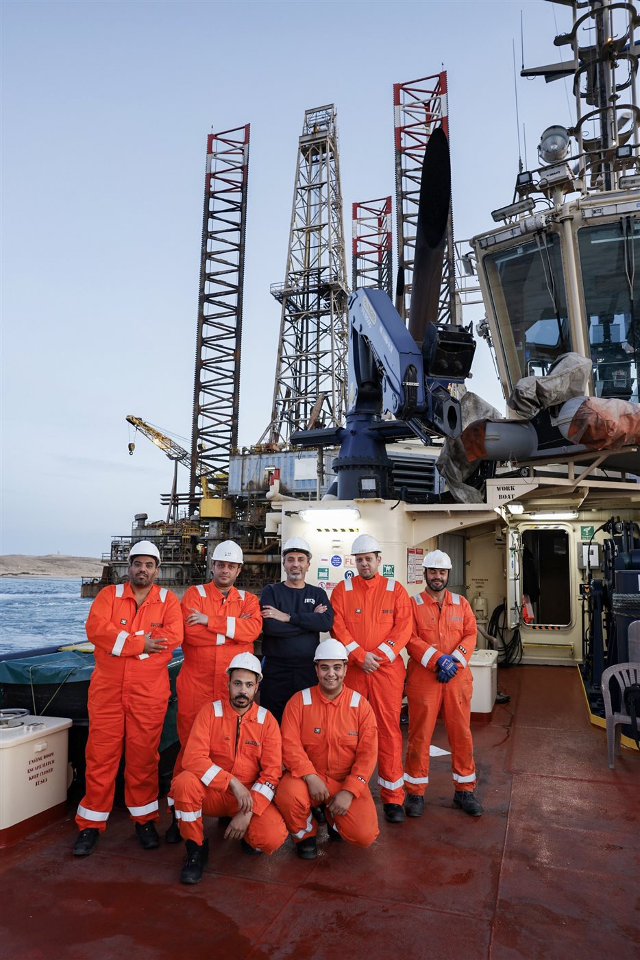 جانب من عملية عبور الحفار،فيتو