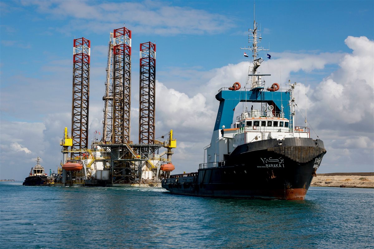 جانب من عملية عبور الحفار،فيتو