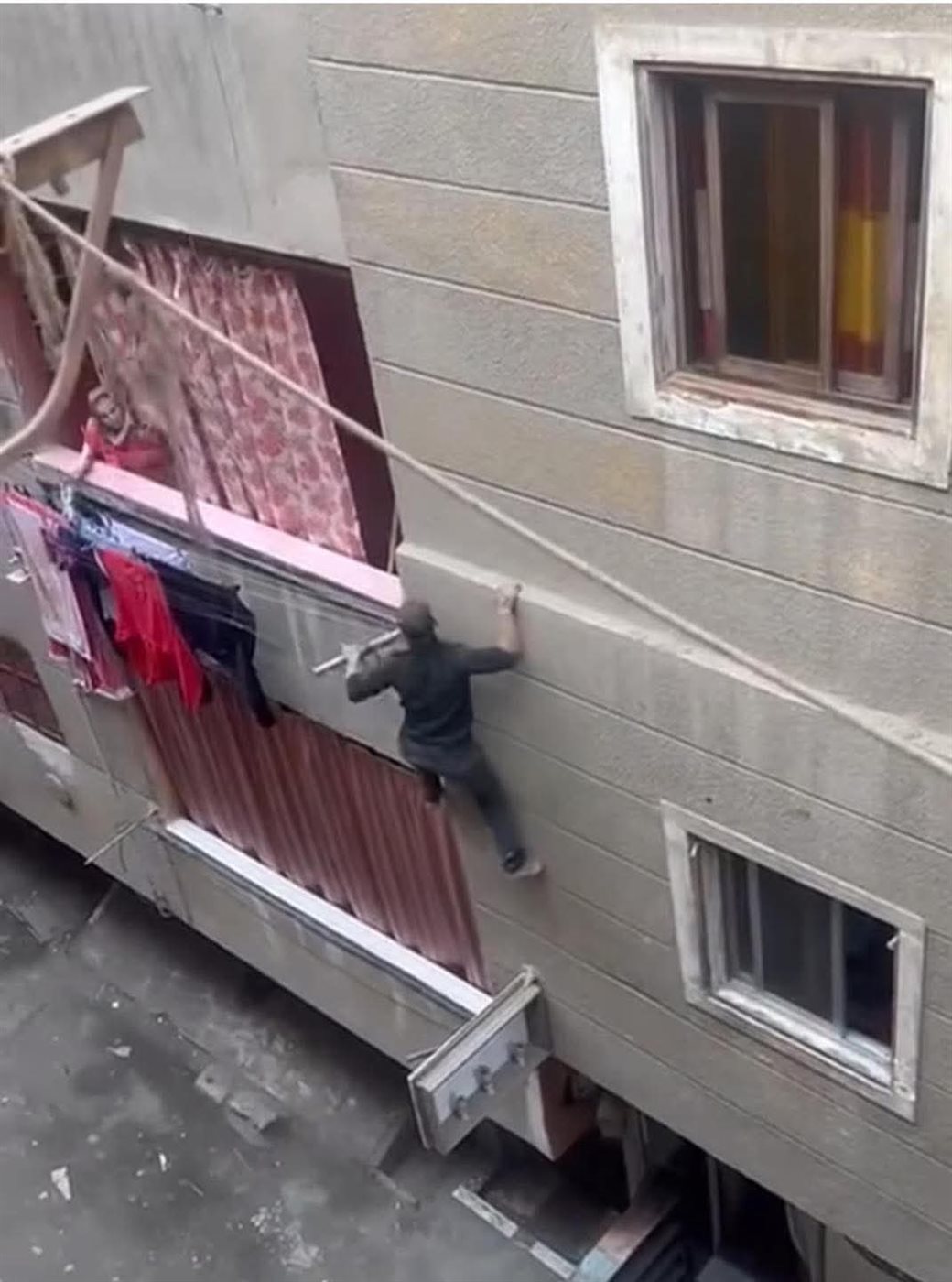 سبايدر مان شبرا الخيمة لص يتسلق عقار  ،فيتو