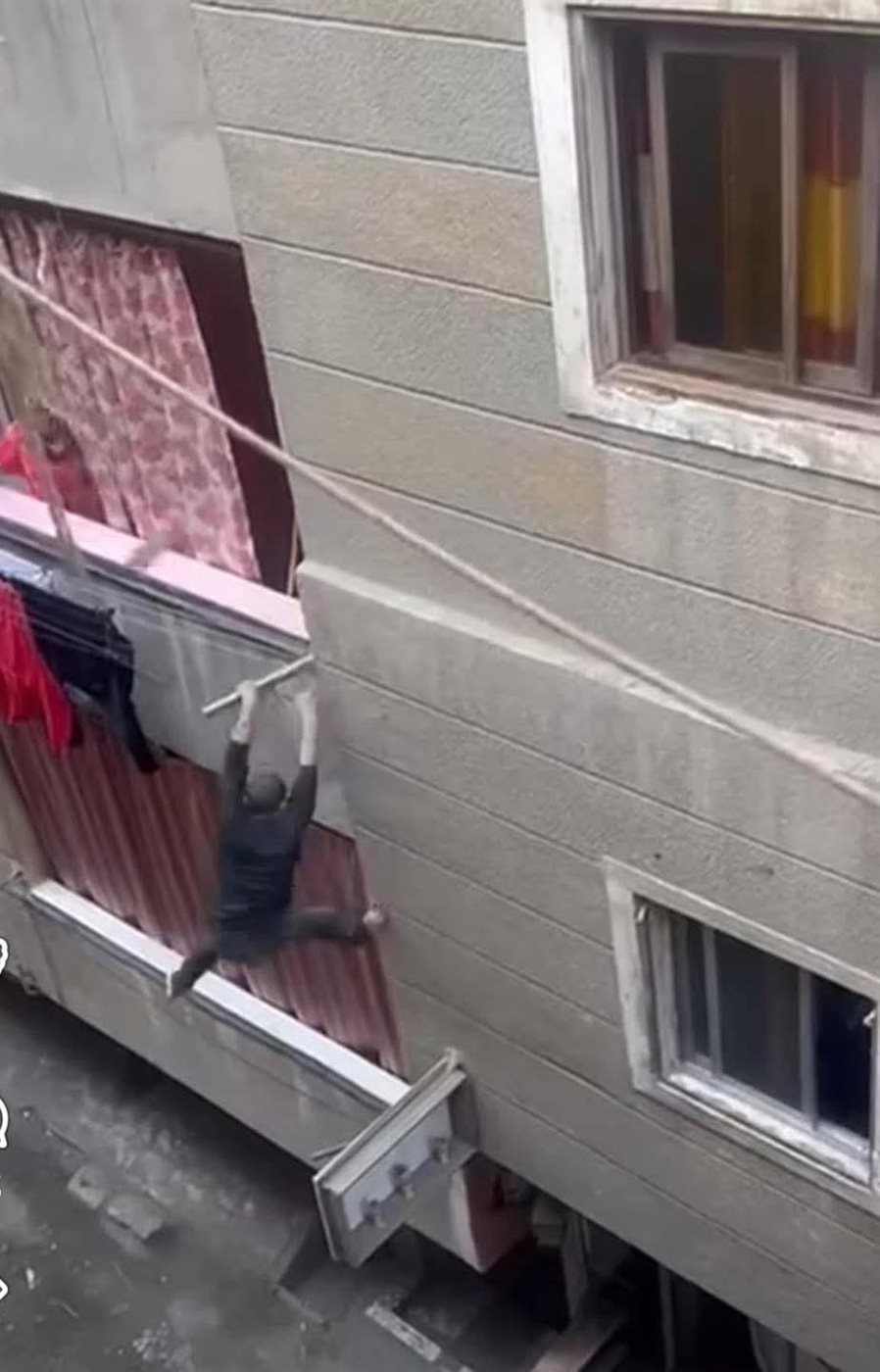 سبايدر مان شبرا الخيمة لص يتسلق عقار  ،فيتو