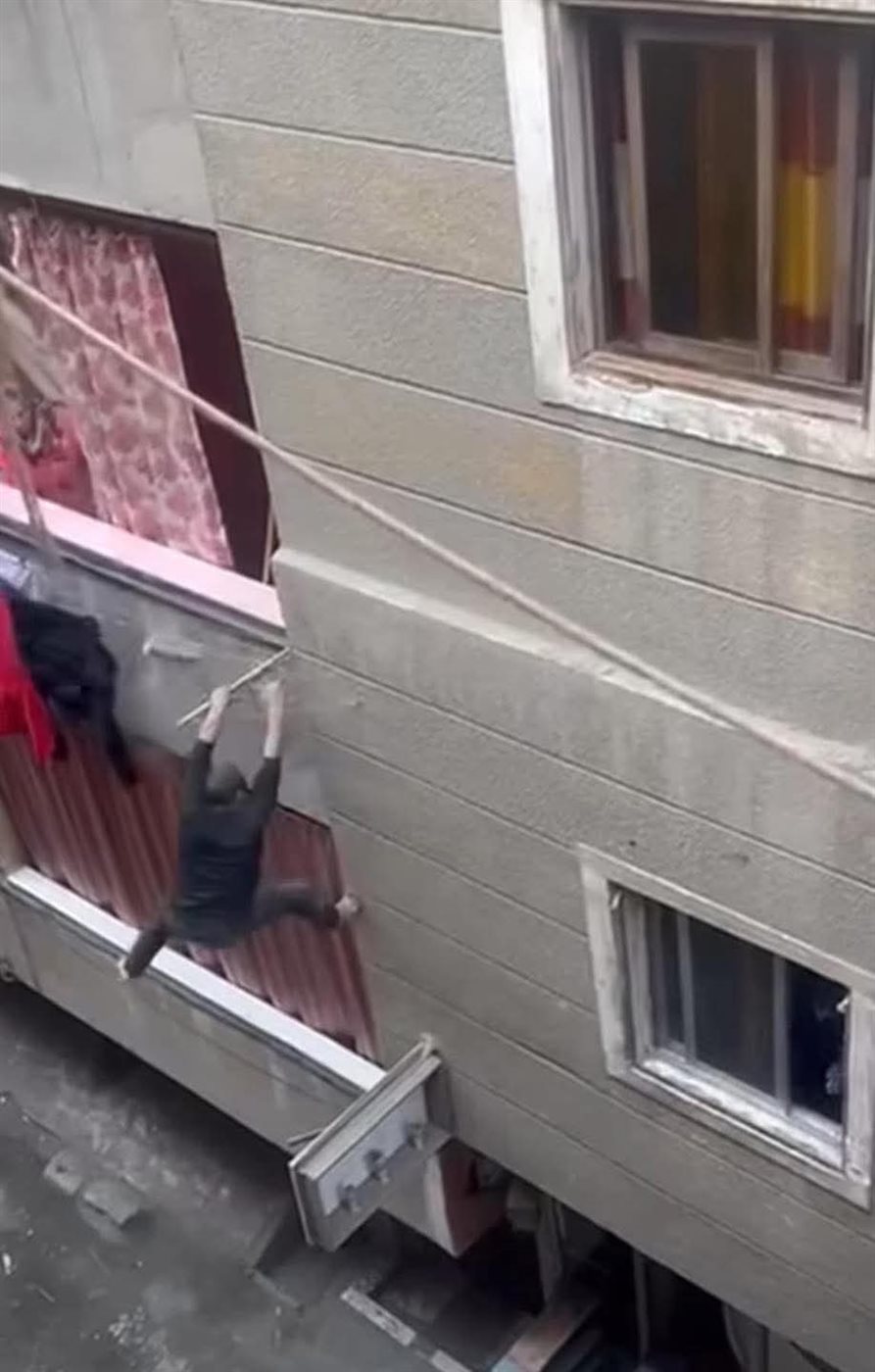 سبايدر مان شبرا الخيمة لص يتسلق عقار  ،فيتو