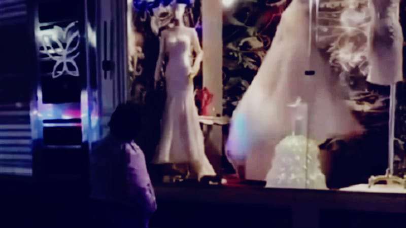 فتاة تبكي أمام واجهة أحد المحلات التجارية التي تعرض فساتين الزفاف بمدينة الزقازيق يتصدر منصات التواصل الاجتماعي،فيتو<br> 