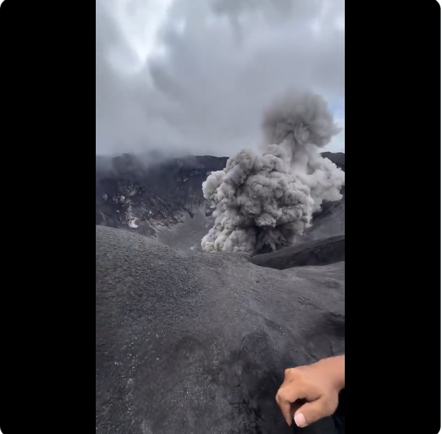 رصد لحظة انفجار بركان أندونيسيا، فيتو