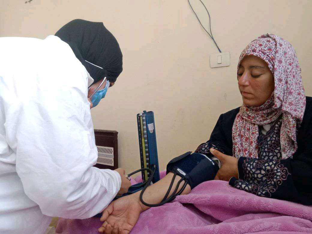 الفتاة تتلقي الرعاية الصحية داخل الدار،فيتو