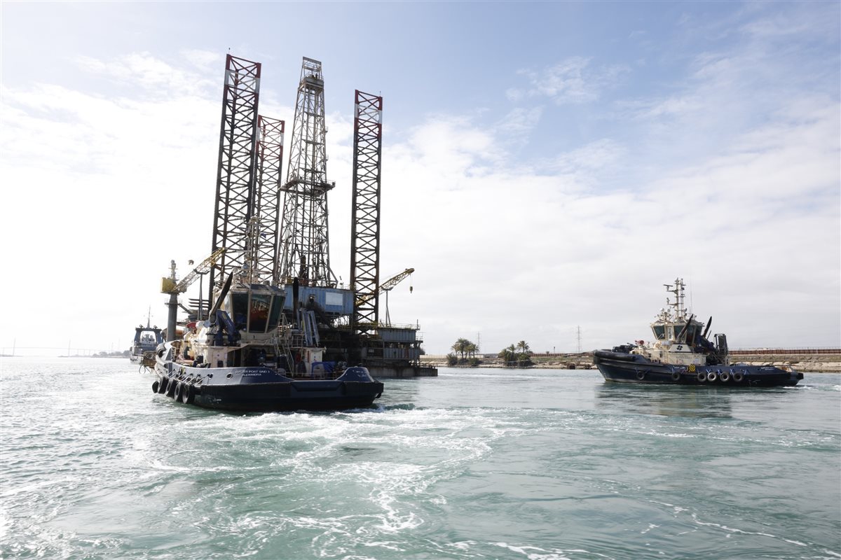 جانب من عملية عبور الحفار،فيتو