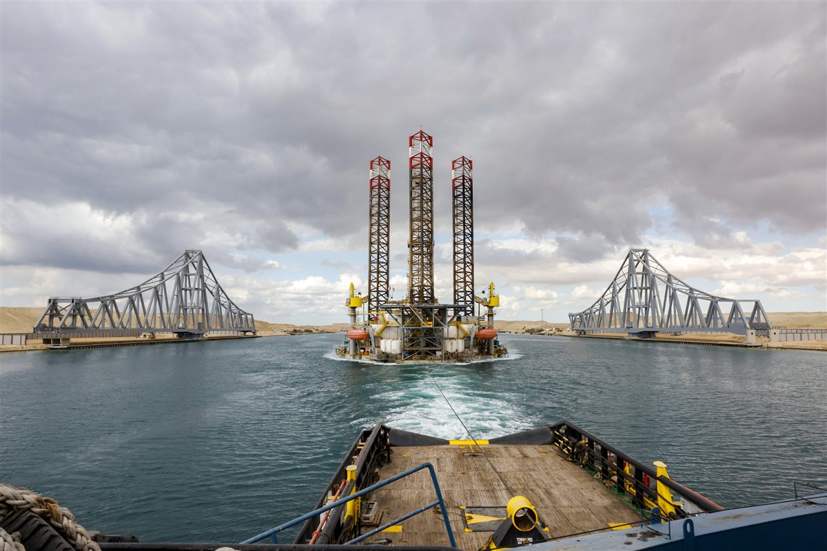 جانب من عملية عبور الحفار،فيتو