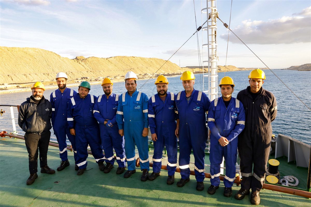 جانب من عملية عبور الحفار،فيتو