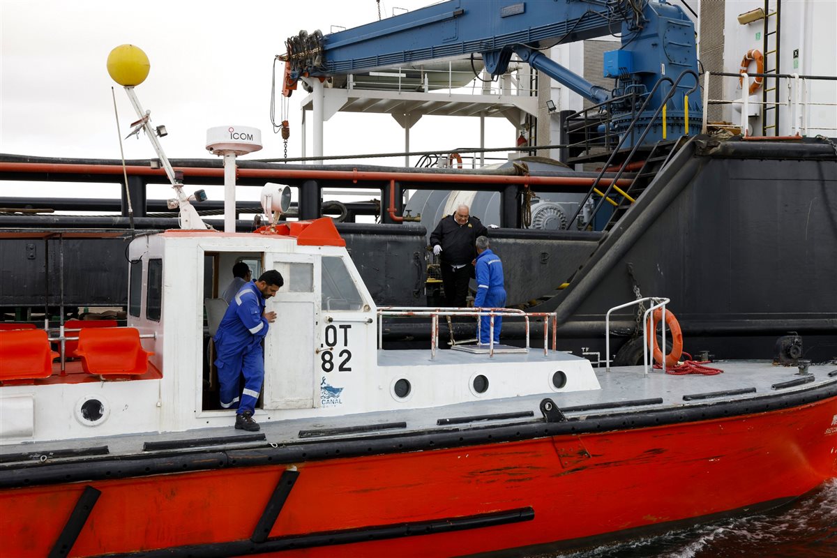 جانب من عملية عبور الحفار،فيتو