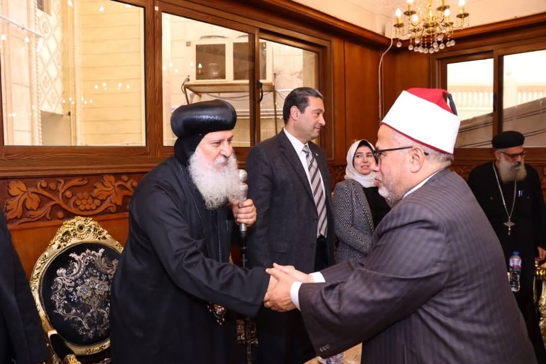 محافظ دمياط يُقدم واجب العزاء فى وفاة والد نيافة الأنبا ماركوس بكنيسة العذراء مريم