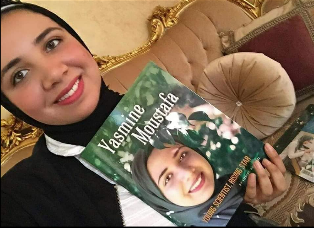 ياسمين مصطفى مع كتابها، فيتو