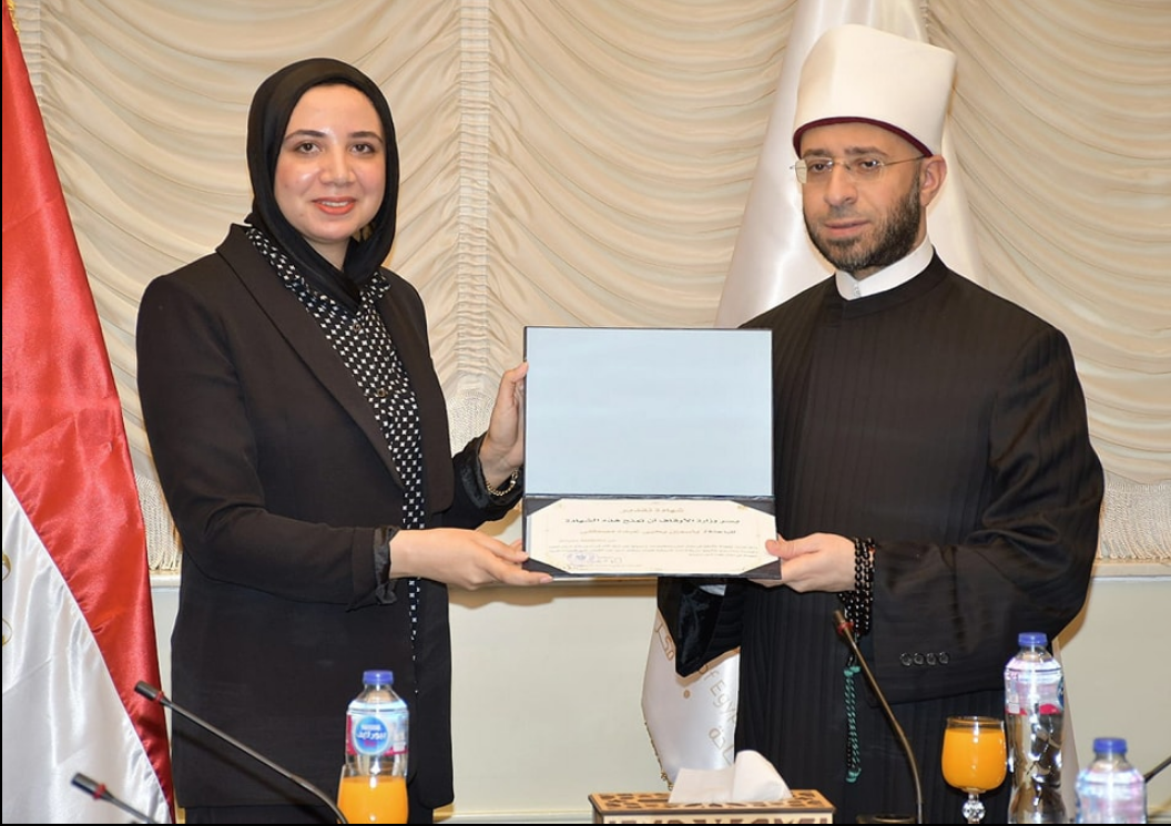 تكريم وزير الأوقاف للنابغة المصرية ياسمين مصطفى،فيتو
