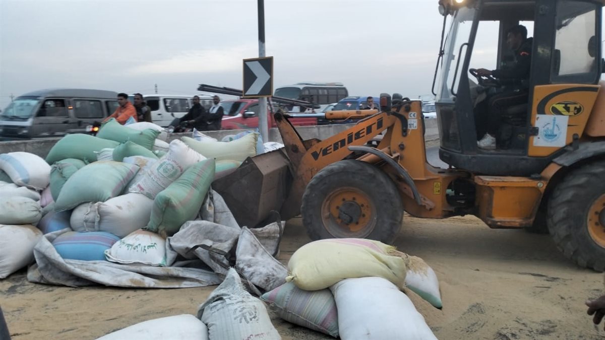 انقلاب سيارة نقل بطريق