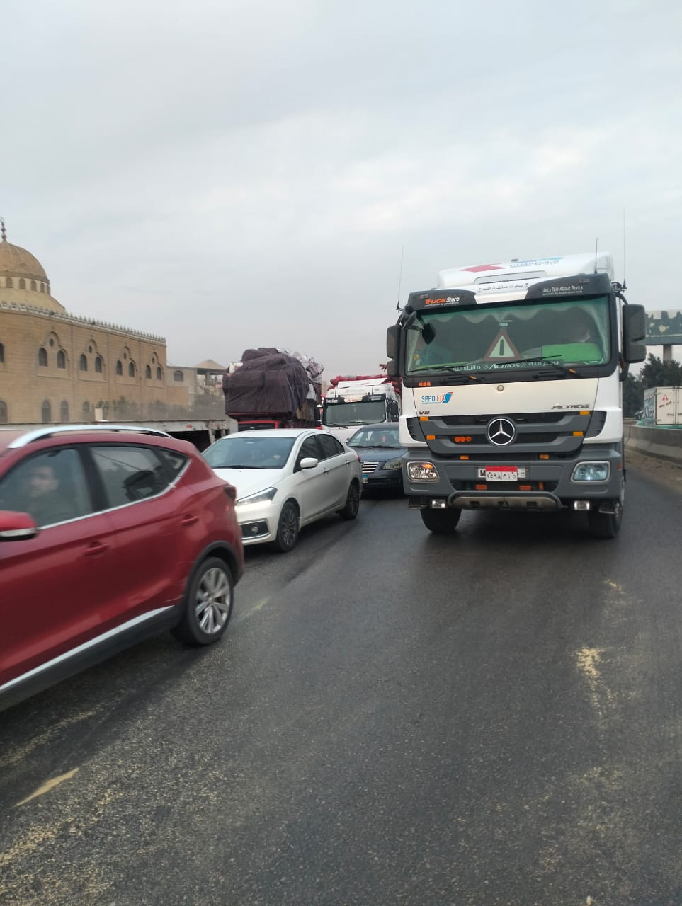 انقلاب سيارة نقل بطريق