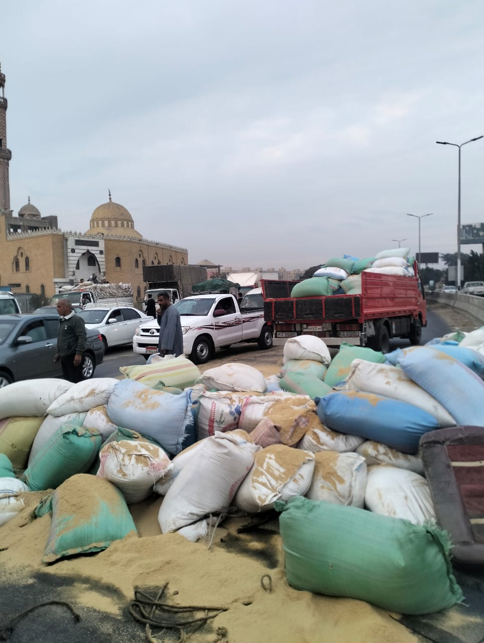 انقلاب سيارة نقل بطريق