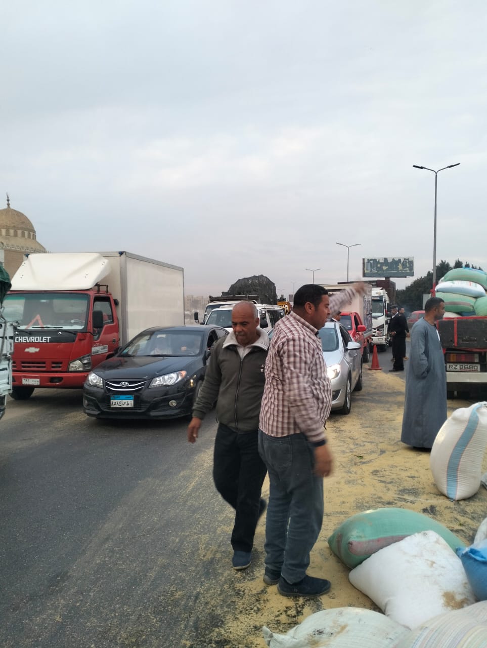 انقلاب سيارة نقل بطريق