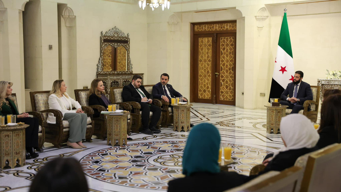 لقاء أحمد الشرع مع وفد نساء سوريا الذي حضرته زوجته لطيفة الدروبي، فيتو