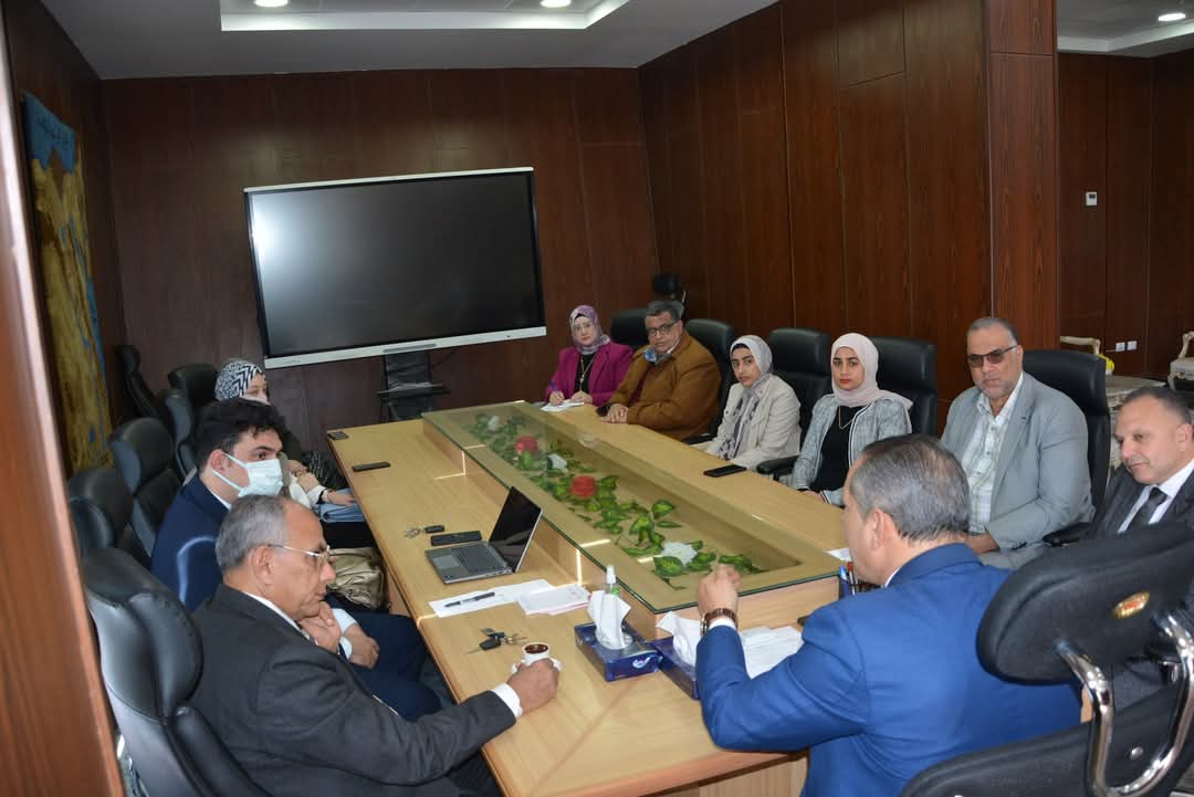 رئيس جامعة دمياط يعقد اجتماعًا لمتابعة المشاريع البحثية الممولة