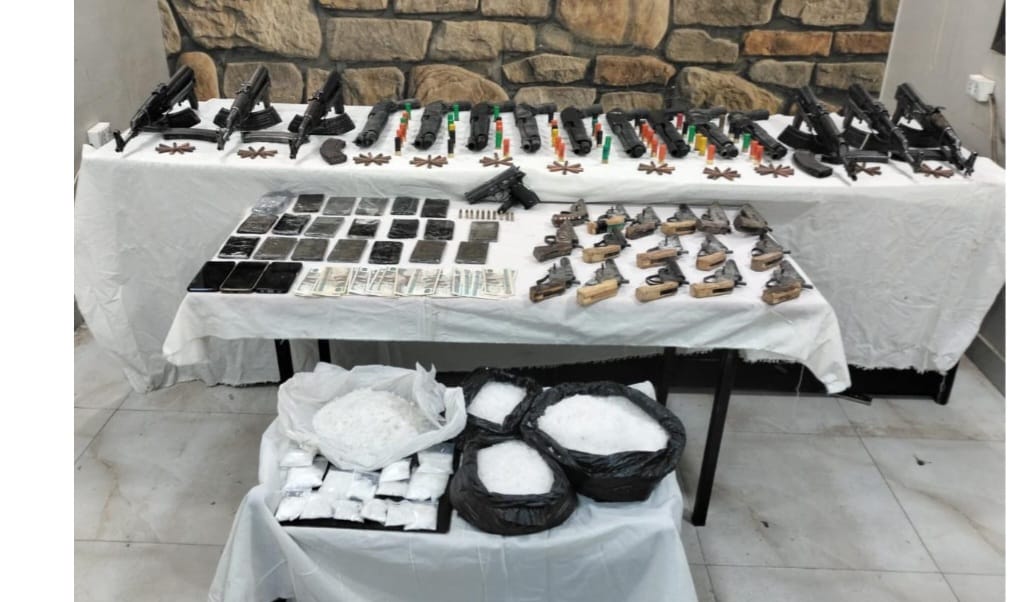 مقتل خط أسيوط والعثور على 32 قطعة سلاح ومخدرات بجوار جثته