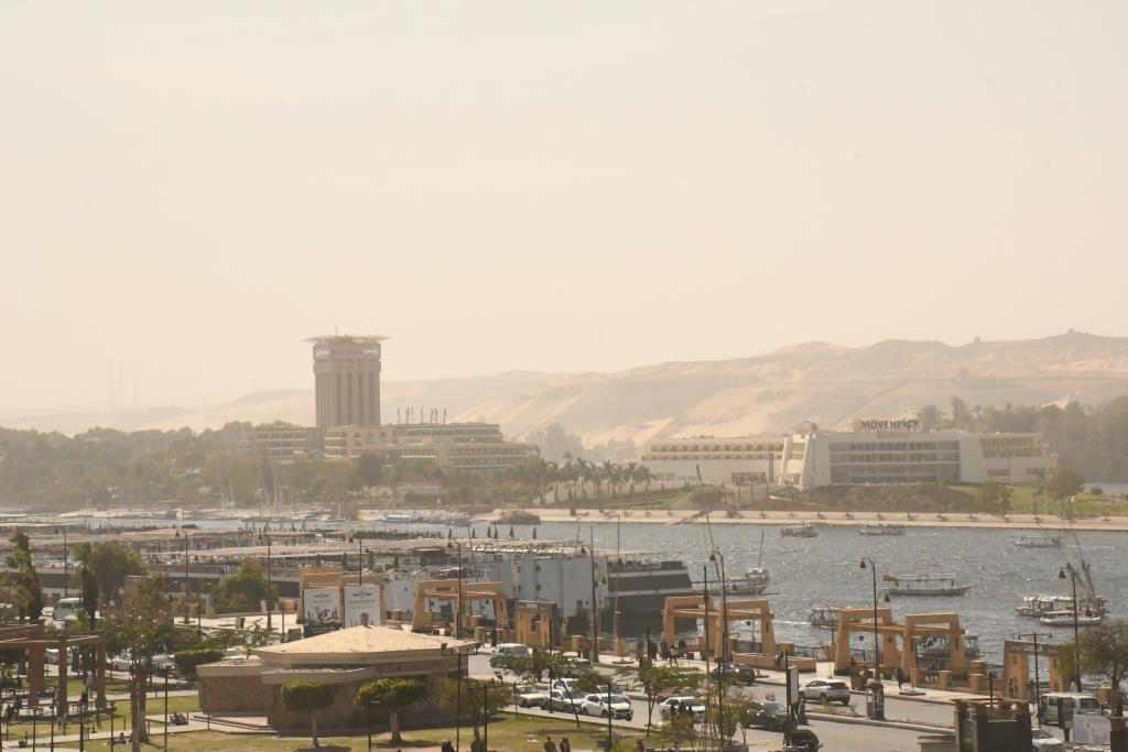 رفع درجة الإستعداد القصوى وإغلاق الملاحة النهرية لحين تحسن الأحوال الجوية بأسوان