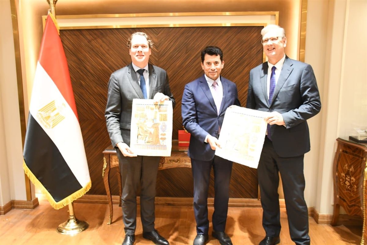 وزير الشباب والرياضة يستقبل وفدا هولندا