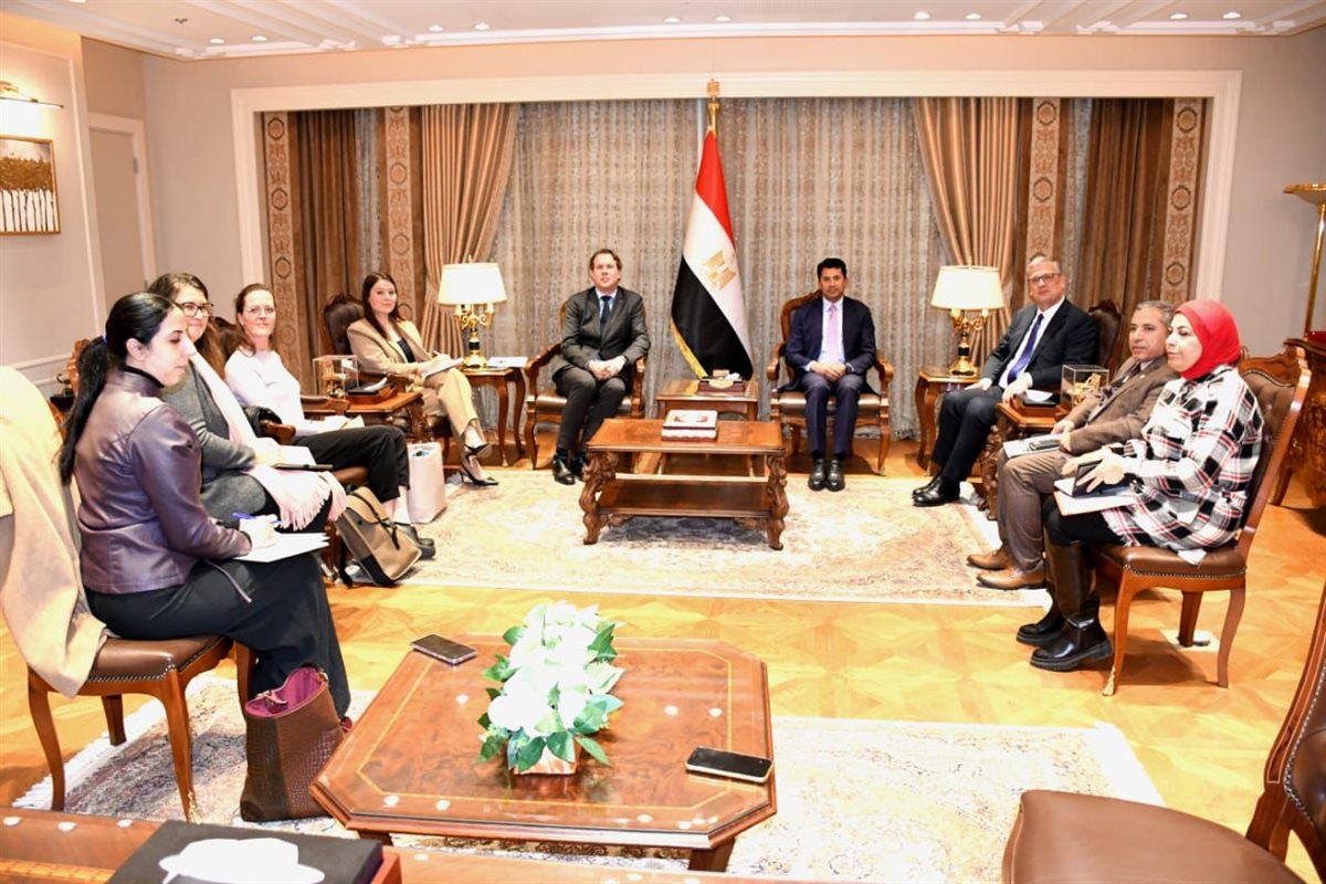 وزير الشباب والرياضة يستقبل وفدا هولندا