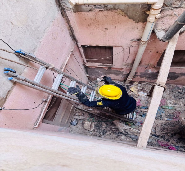 الحماية المدنية تنقذ  قطة عقب إحتجازها بأحد العقارات بالفيوم 