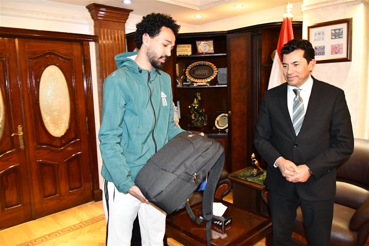 تلبية لرغبه والدته، وزير الرياضة يلتقي أسرة فقيد التجديف محمد عمرو ويهديهم تذكرتي عمرة