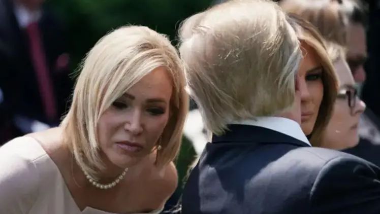 ترامب مع القسيسة الروحية، فيتو