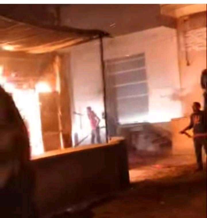 حريق يلتهم محل فول وطعمية في فاقوس،فيتو