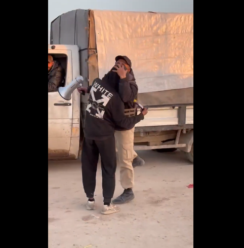 مسئول مصري يقبل رأس شاب فلسطيني في غزة، فيتو