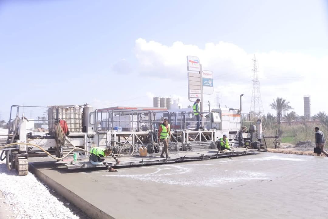 نائب محافظ دمياط تتابع أعمال الرصف الخرساني لحارة الشاحنات على الطريق الدولي الساحلي
