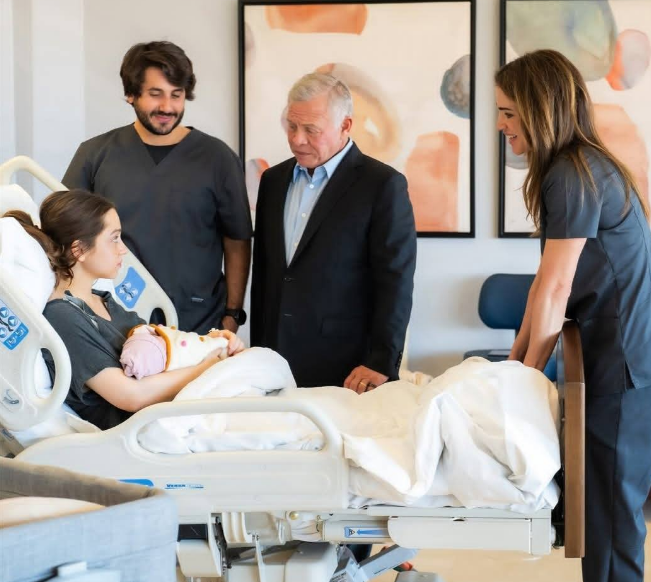 الأميرة إيمان مع والدتها الملكة رانيا ووالدها الملك عبد الله بن الحسين، فيتو