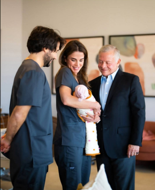 الملكة رانيا تحمل حفيدتها من ابنتها الأميرة رانيا، فيتو