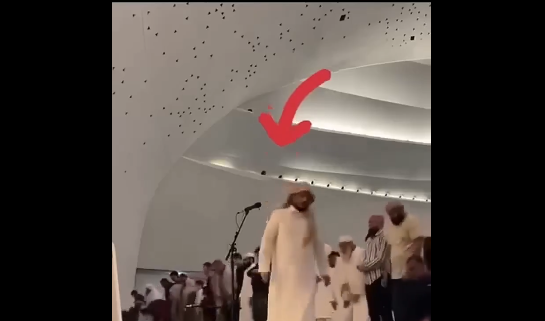 إمام ترك المصليين فجأة أثناء الصلاة، فيتو