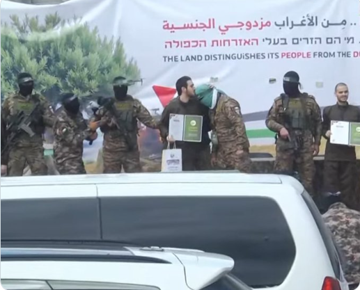 أسير إسرائيلي يقبل رأس قسامي، فيتو