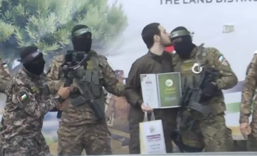 أسير إسرائيلي يقبل رأس قسامي على المنصة، فيتو