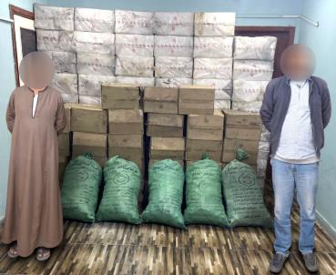 ضبط كمية من السجائر والتبغ مجهولين المصدر ومهربين جمركيًا بحوزة شخصين بالوادى الجديد<br>