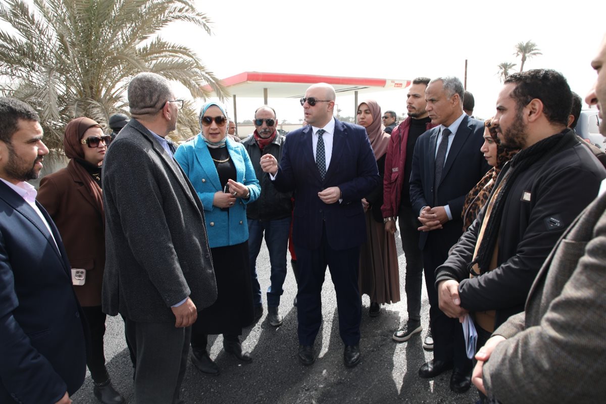 محافظ بني سويف يتابع أعمال رصف طريق دمو