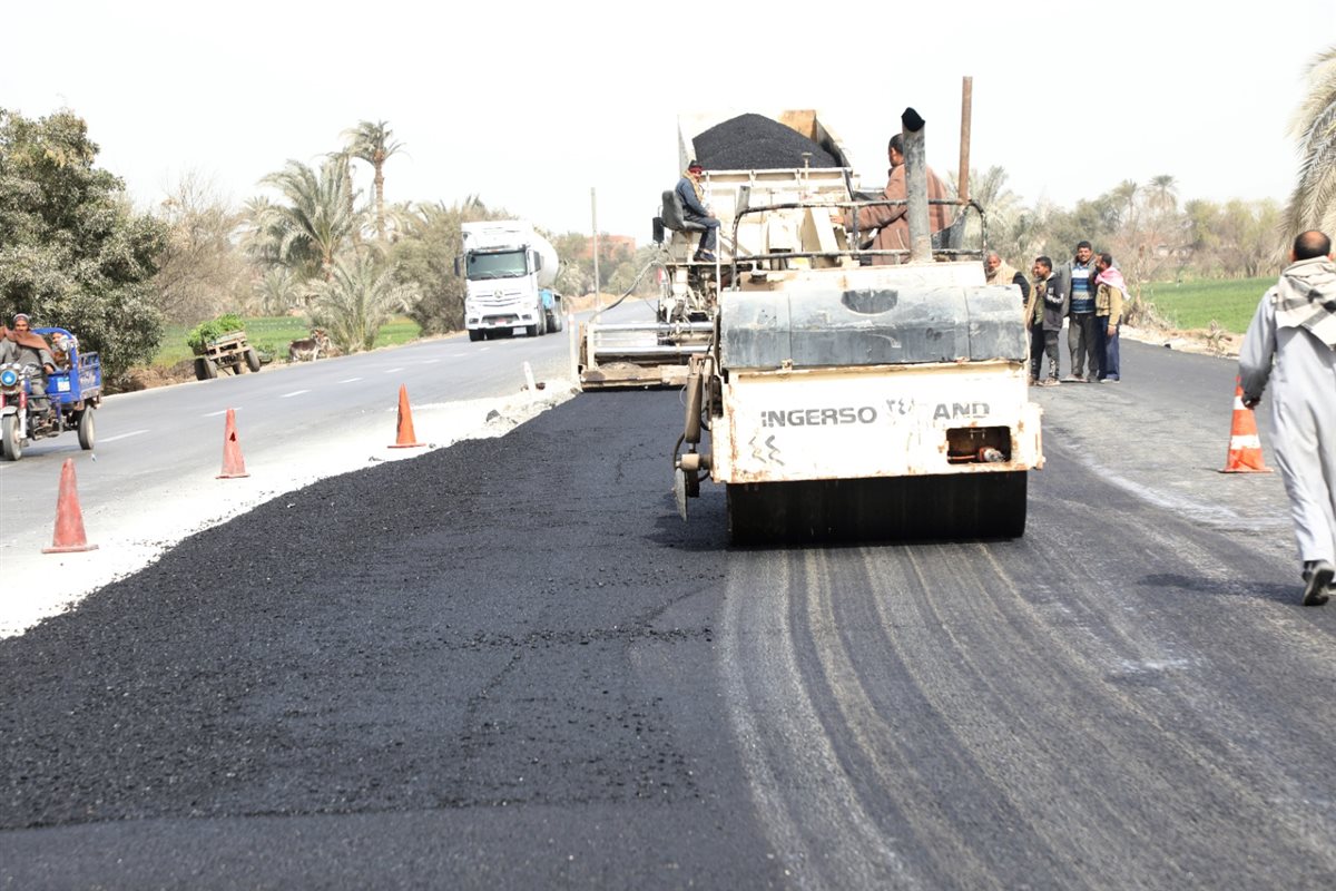 جانبا من أعمال رصف طريق دمو ببني سويف