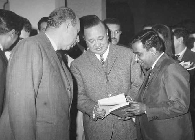 الوزير ثروت عكاشة فى احد جولاته 