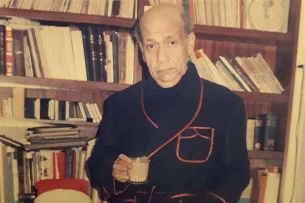 صورة نادرة لصلاح جاهين في آخر أيامه بشقته بالمهندسين