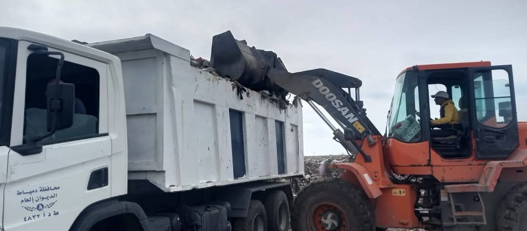 حملات مكثفة لرفع المخلفات في عزبة البرج