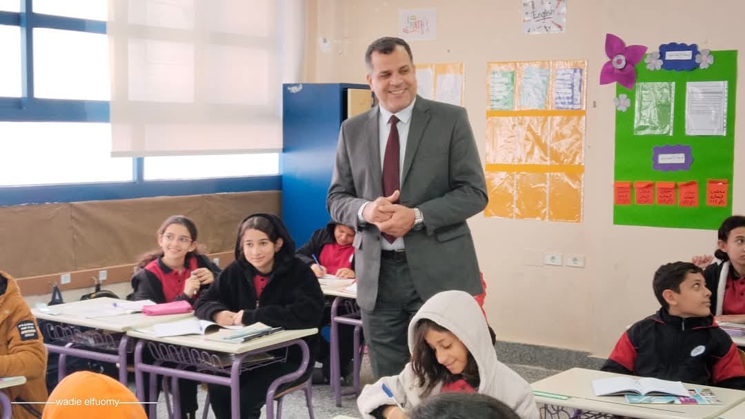 وكيل الوزارة يتفقد الفصول والأنشطة التربوية ويطمئن على انتظام الدراسة
