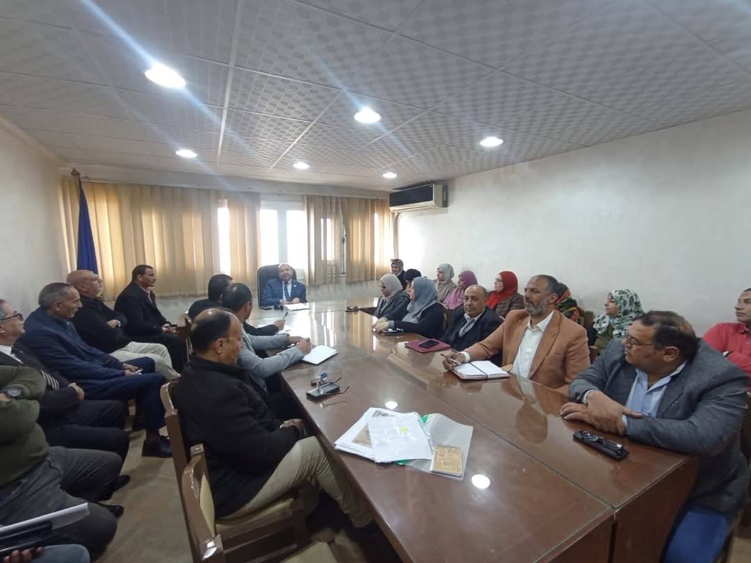 حضور رؤساء الوحدات المحلية ومديري الإدارات الهندسية للاجتماع