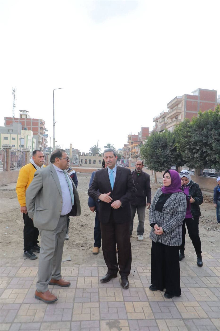 محافظ دمياط يبحث إمكانية تخصيص سوق يومى للباعة الجائلين بفارسكور