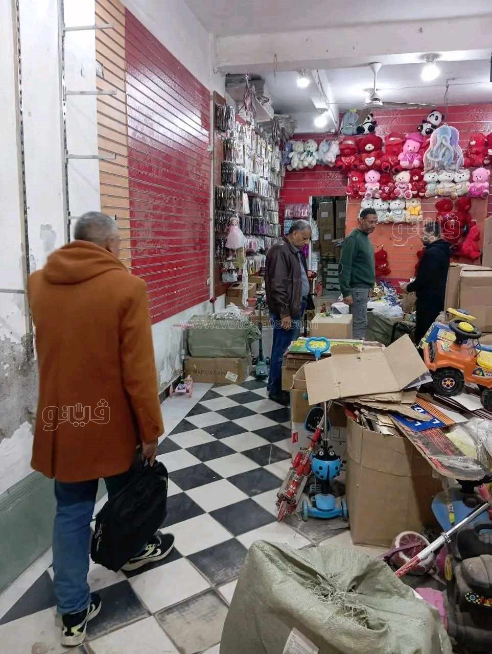 حملات مكثفة على المحال التجارية لضبط أصحابها ممن يقوموا ببيع الألعاب النارية،فيتو6