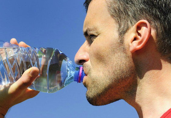 خطر الاستخدام المتكرر لزجاجات البلاستيك في الشرب، فيتو